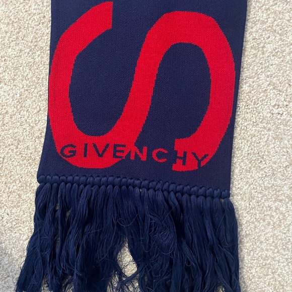 Givenchy Paris football scarf. New without tags! - Picture 5 of 7